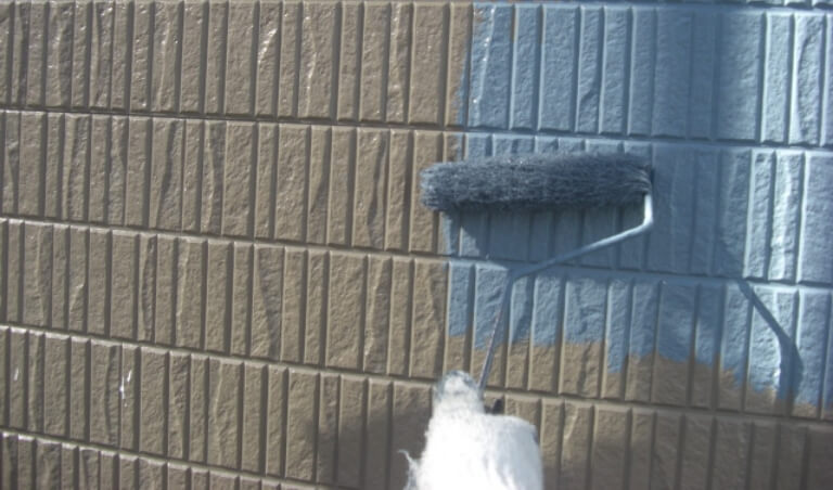 外壁塗装するイメージ