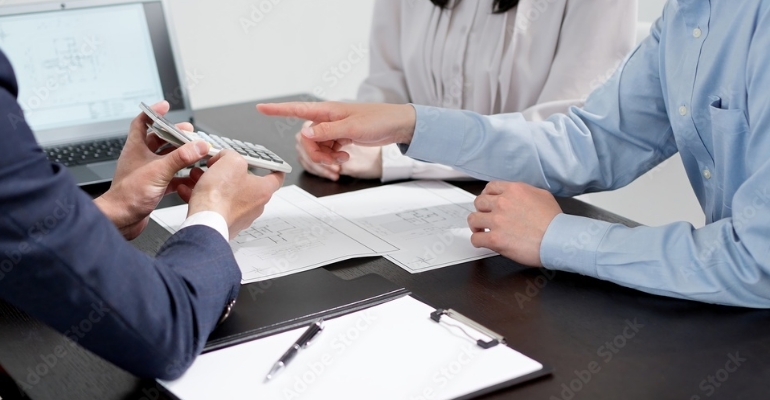 打ち合わせで見積もりを見せるようす