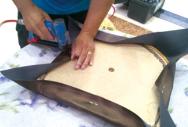 椅子の座面を張り替えるスタッフ