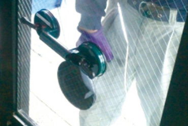 ガラスを外して新しいものに交換しているようす