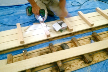 元の古いスノコのサイズに合わせて新しいスノコを加工しているようす