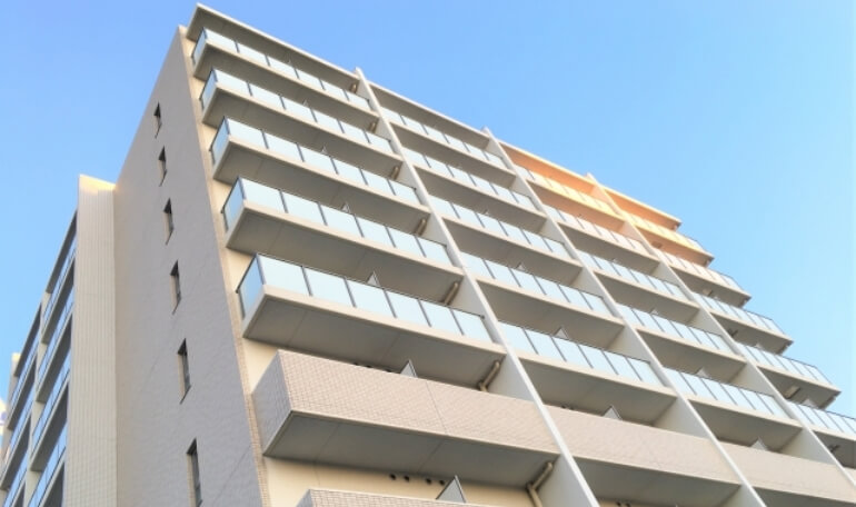 下から見上げたマンション