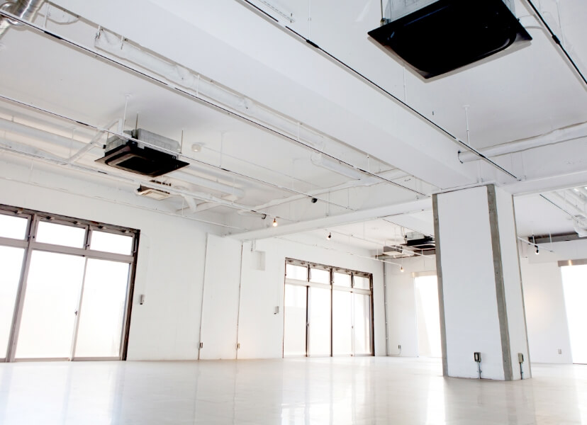 床・天井・壁面全体に内装工事を施した広いフロアの内装