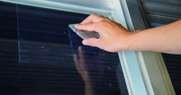 ガラスフィルム施工のようす