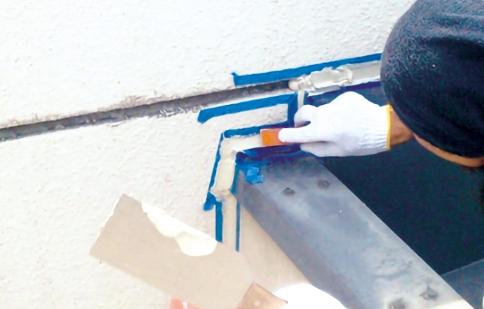 シーリング工事を行う職人の手元