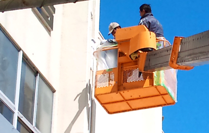 クレーンを使用した外壁塗装工事