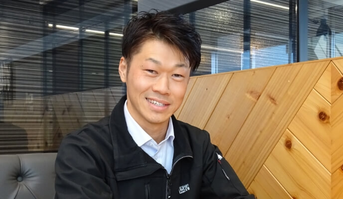 インタビューに答える社員のイメージ